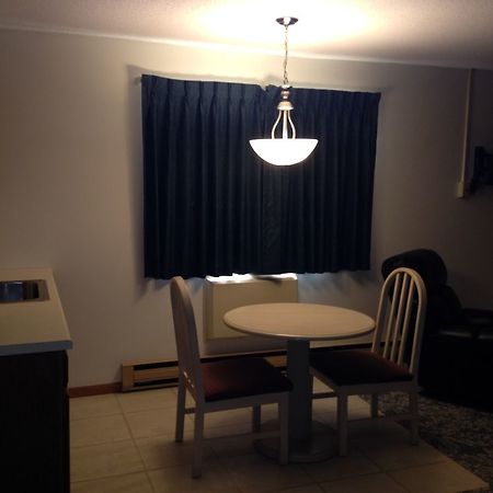 Value Host Motor Inn Маркетт Экстерьер фото