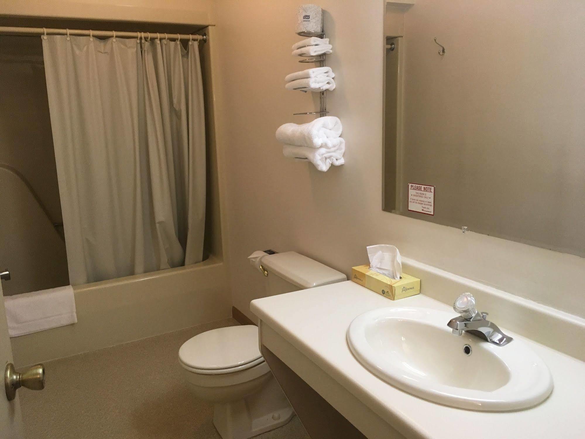Value Host Motor Inn Маркетт Экстерьер фото
