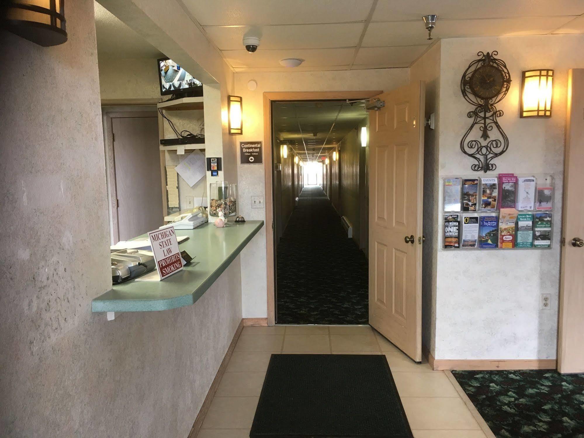 Value Host Motor Inn Маркетт Экстерьер фото